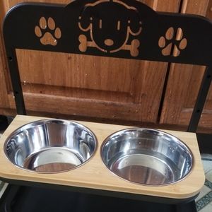 Elevated dog bowl